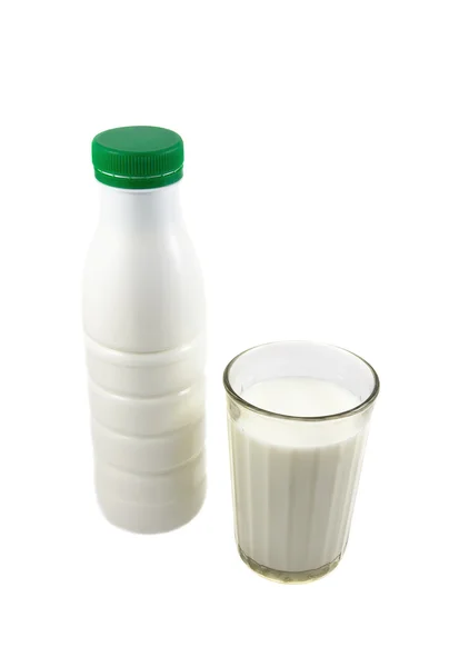 Пляшка і склянка зі свіжим молоком — стокове фото