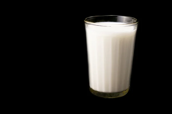 Vaso con leche fresca, en el dorso negro —  Fotos de Stock