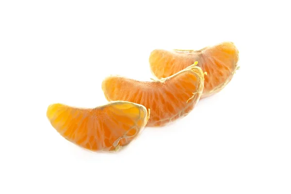 Partes de tangerina no fundo branco — Fotografia de Stock