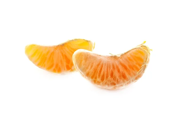 Parts of tangerin on the white backgroun — Stok fotoğraf