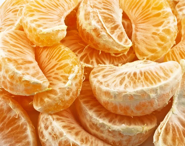 Partes de mandarina en el fondo blanco —  Fotos de Stock