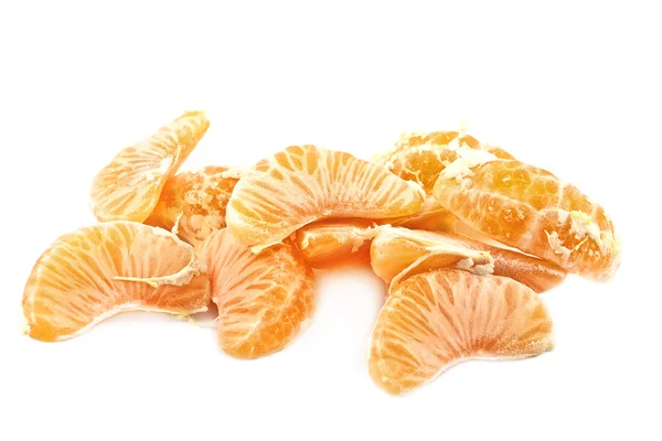 Partes de mandarina en el fondo blanco — Foto de Stock