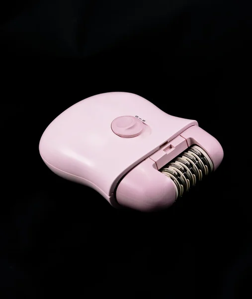 Depilador rosa, isolado no preto — Fotografia de Stock