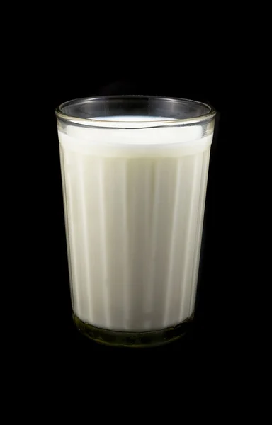 Стекло со свежим молоком — стоковое фото