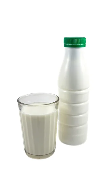 Butelki i kieliszki z mlekiem — Zdjęcie stockowe