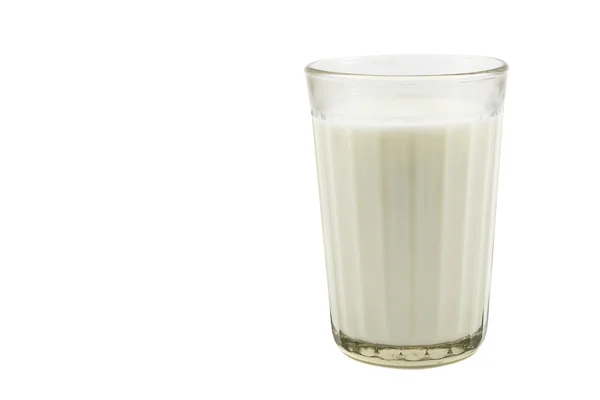 Бутылка и стакан со свежим молоком — стоковое фото
