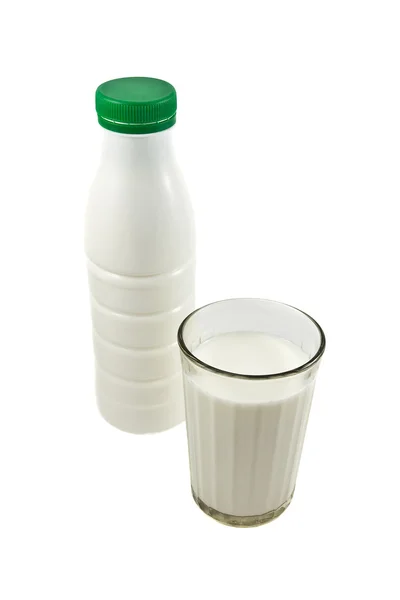 Пляшка і склянка зі свіжим молоком — стокове фото