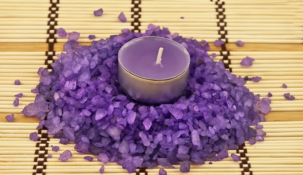 Hoop van violet Bad zout wiih kaars — Stockfoto