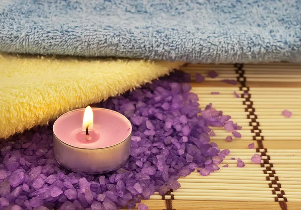 堆的紫沐浴盐 wiih 蜡烛 — 图库照片