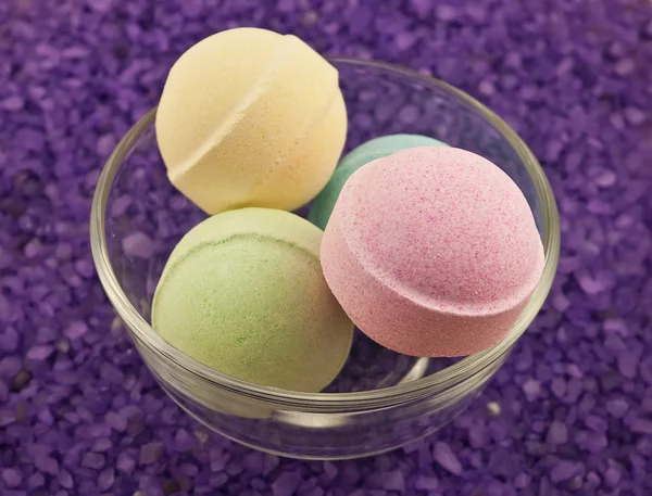 Фиолетовая соль и шарики для ванн — стоковое фото