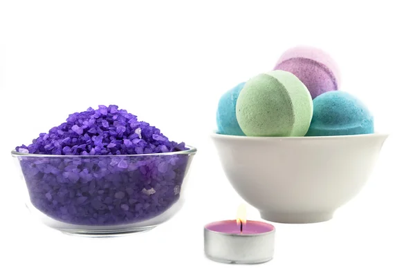 Sal violeta con vela y bolas de baño — Foto de Stock