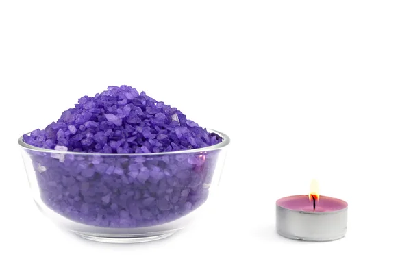 Kupie sól do kąpieli fioletowe z świeca — Zdjęcie stockowe