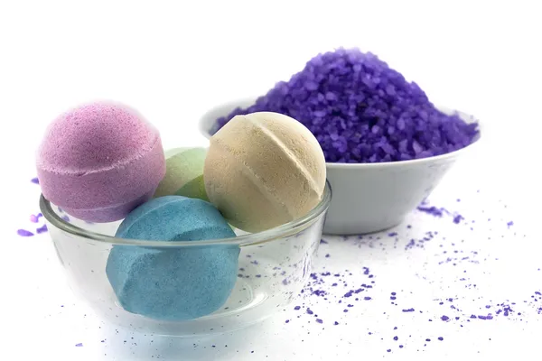 紫盐和浴球 — 图库照片