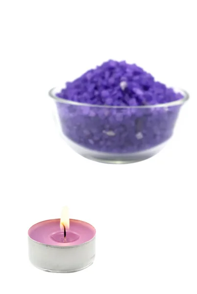 Купа фіолетової ванни сіль зі свічкою — стокове фото