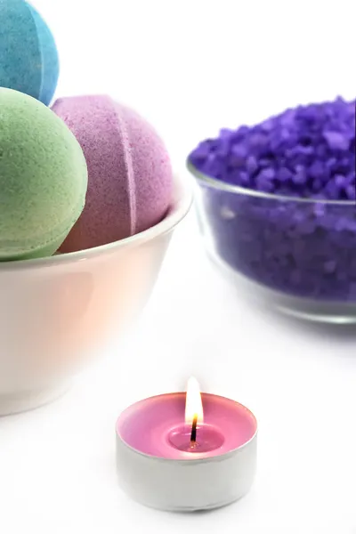 Sal violeta con vela y bolas de baño — Foto de Stock