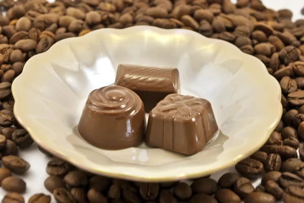 Шоколадные конфеты на тарелке — стоковое фото
