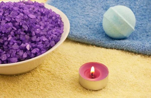 Violet salt with candle — Stock Photo, Image