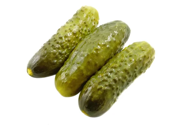 Drie gemarineerde komkommer — Stockfoto