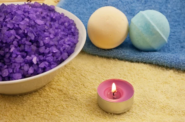 Sal violeta con velas y bolas de baño — Foto de Stock