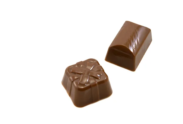 Шоколадные конфеты на белом — стоковое фото