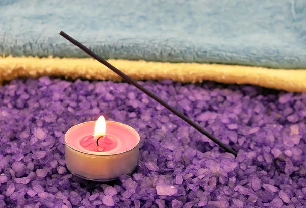 Фиолетовая соль со свечой — стоковое фото