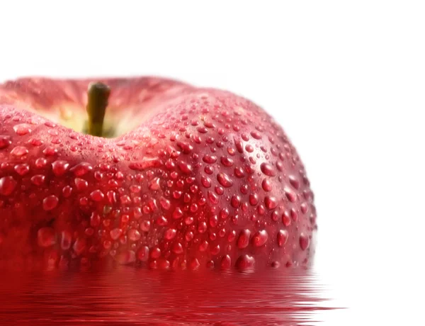 Свежее яблоко в воде — стоковое фото