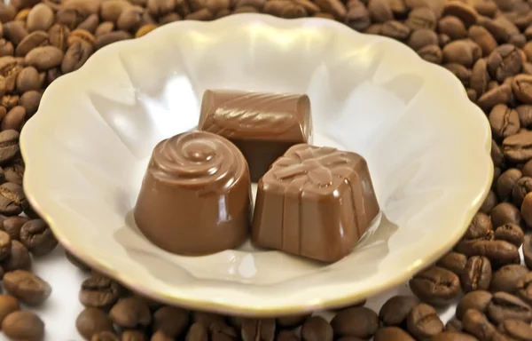 Κεράσματα σοκολάτας στο πιάτο — Φωτογραφία Αρχείου