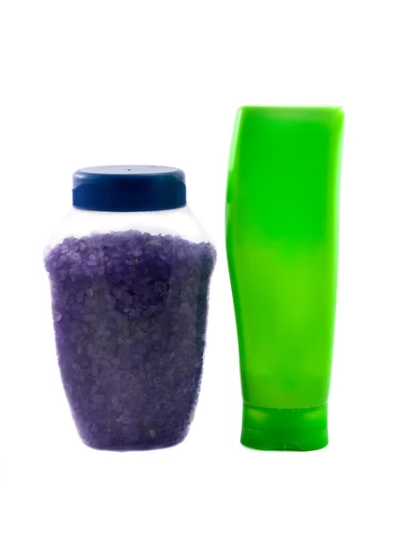 Пластиковая зеленая бутылка и соль для ванн — стоковое фото