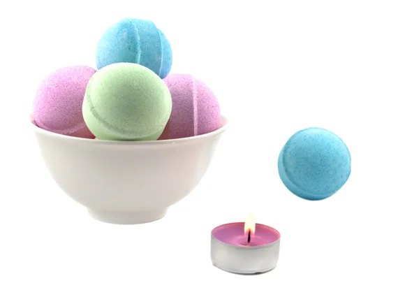 Свечи и шарики для ванны в миске — стоковое фото