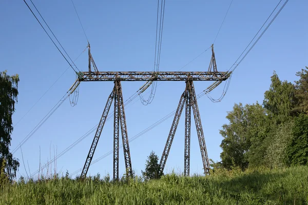 Elektrik kablo iletişim kuleleri — Stok fotoğraf