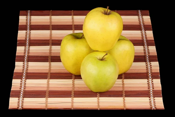 Fyra gula äpplen — Stockfoto