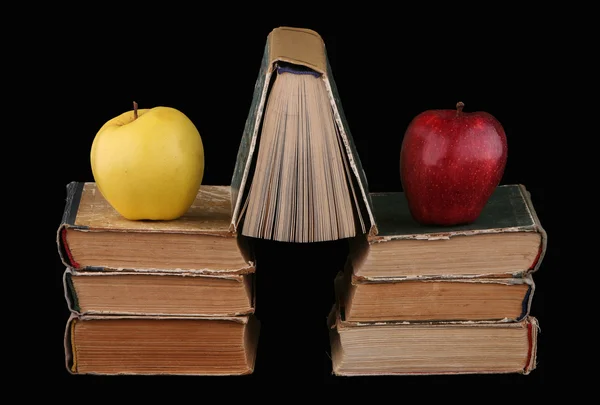 Dvě jablka a sedm knih — Stock fotografie