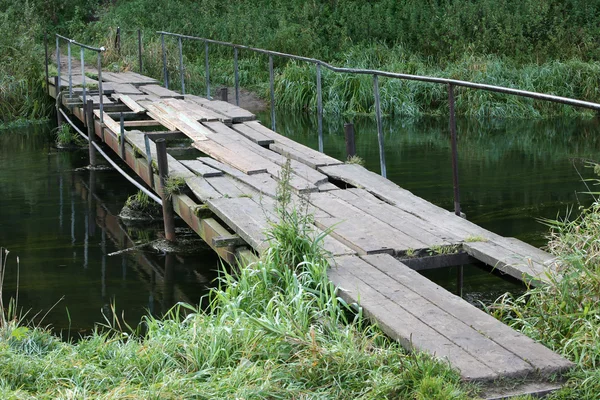 川に架かる古い橋 — ストック写真