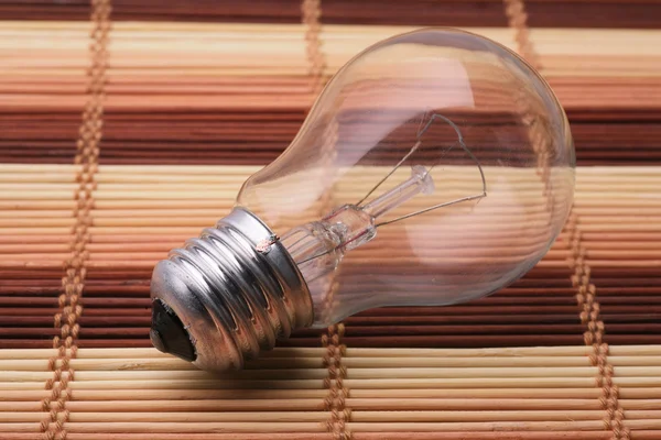 Лампочка с прозрачной колбой — стоковое фото