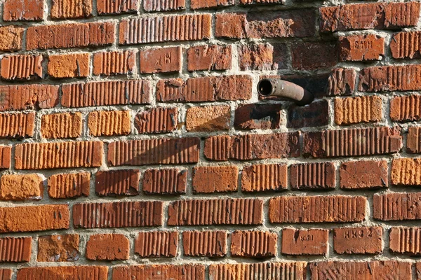 Metalowe rury w wysoki mur — Zdjęcie stockowe