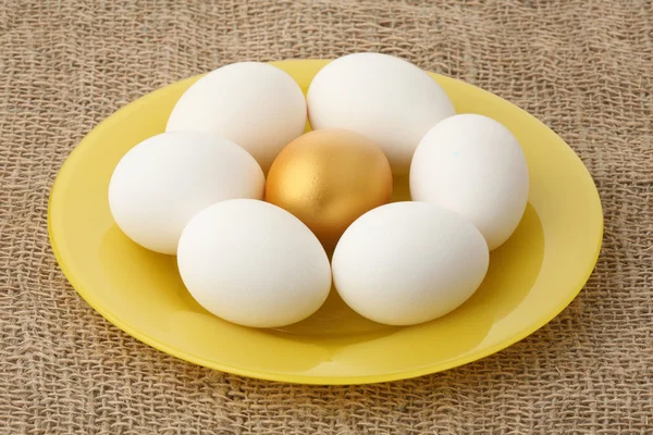Gold-Ei unter Weiß — Stockfoto