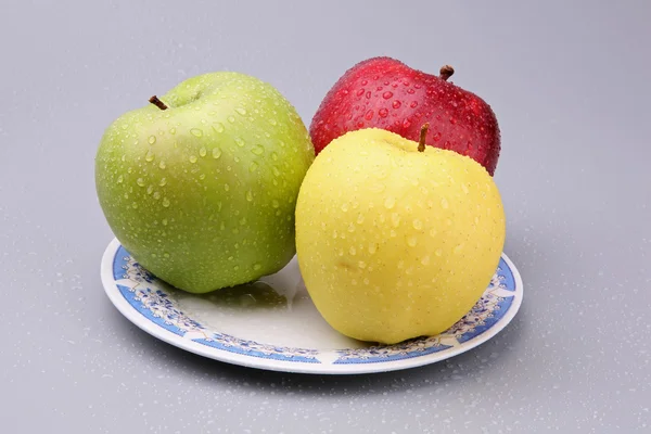 Trzy jabłka wielobarwne — Zdjęcie stockowe