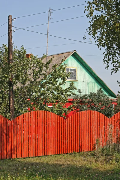 Klein huis in dorp — Stockfoto
