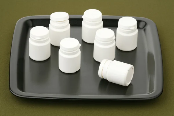 Pequenas garrafas de plástico em uma bandeja — Fotografia de Stock