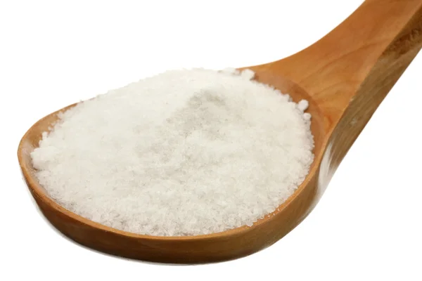 Соль в деревянной ложке — стоковое фото