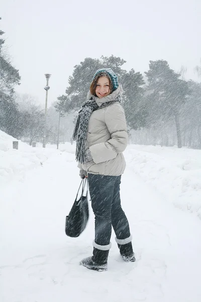 Yong meisje lopen op winter park Rechtenvrije Stockfoto's