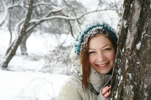 Portret meisje in de winter in de buurt van boom Stockfoto