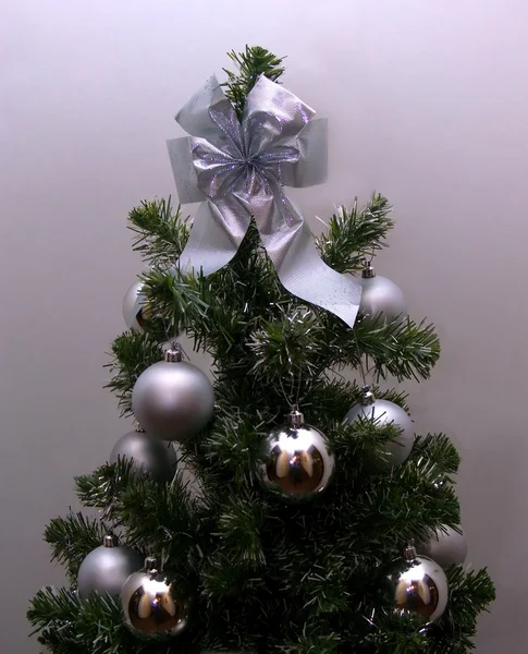 Weihnachtsbaum in silbernen Tönen — Stockfoto