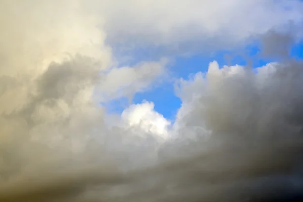 방해가 되는 구름 — 스톡 사진
