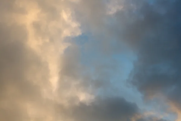 Verontrustende wolken — Stockfoto