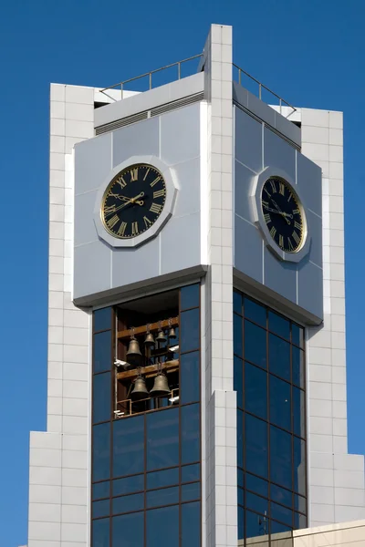 Ett torn med en klocka — Stockfoto
