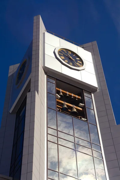 Ett torn med en klocka — Stockfoto