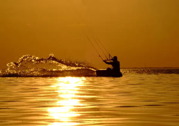 Silhouette eines Kitesurfs auf einem Golf auf einem — Stockfoto