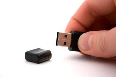 Beyaz bir adam elinde USB depolama