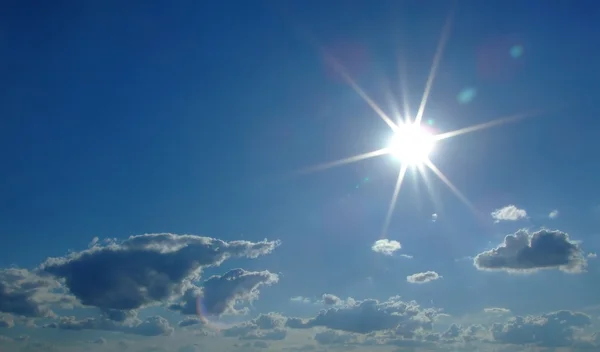 Небесний фон. небо, сонце і хмари назад — стокове фото
